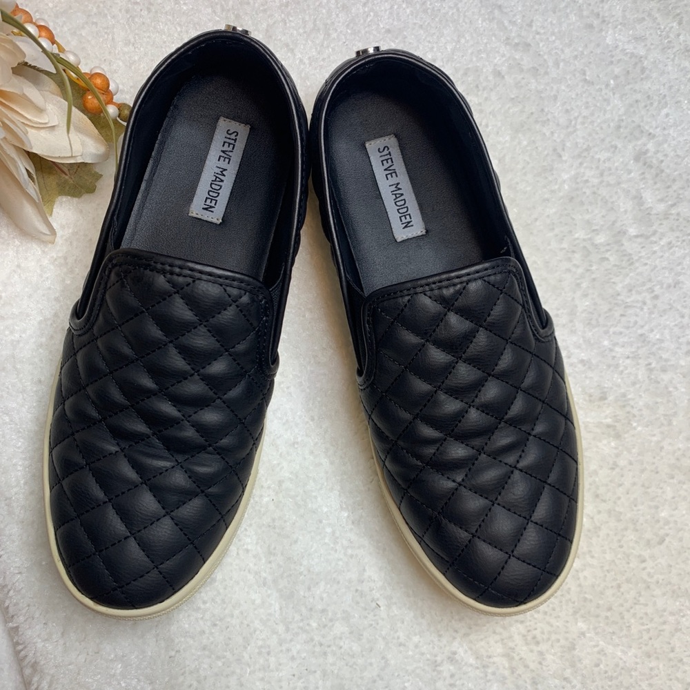 •STEVE MADDEN• black sneaker in size 10